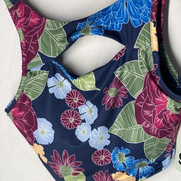 So sporty floral cut out top & high rise bike short size S juniors - Picture 6 of 17